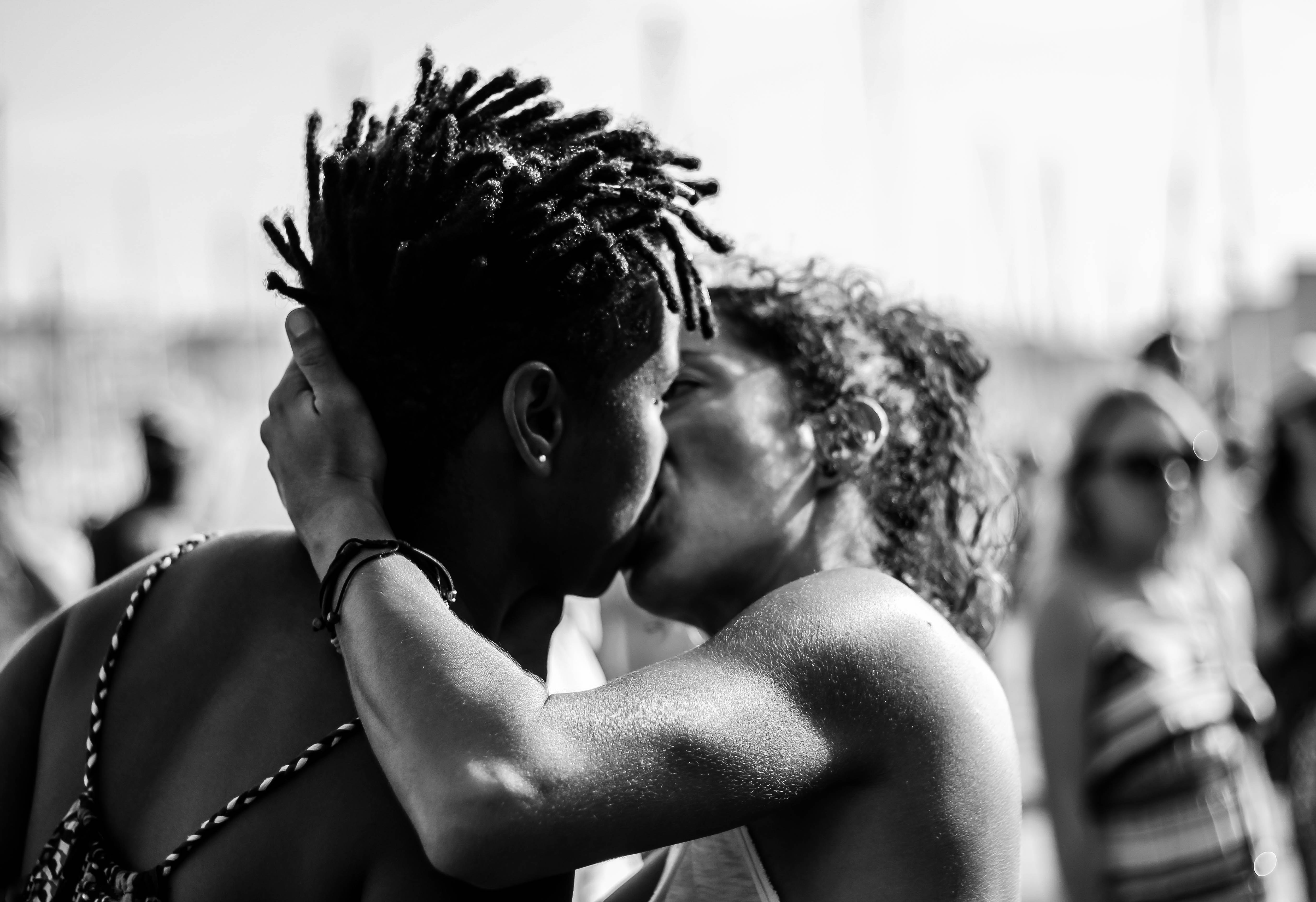 Kissing women black women black Love Island